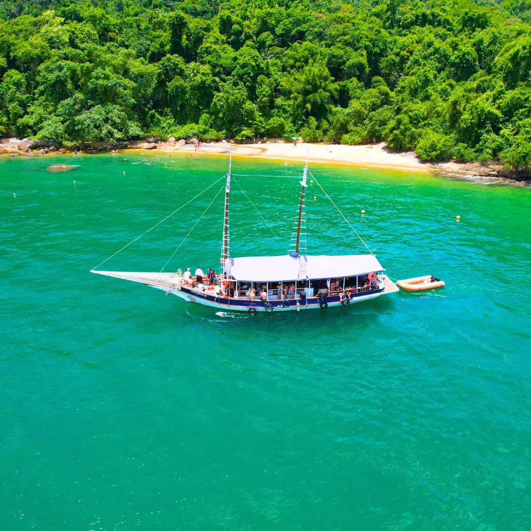 Escuna da Aqua Marine navegando em Ubatuba