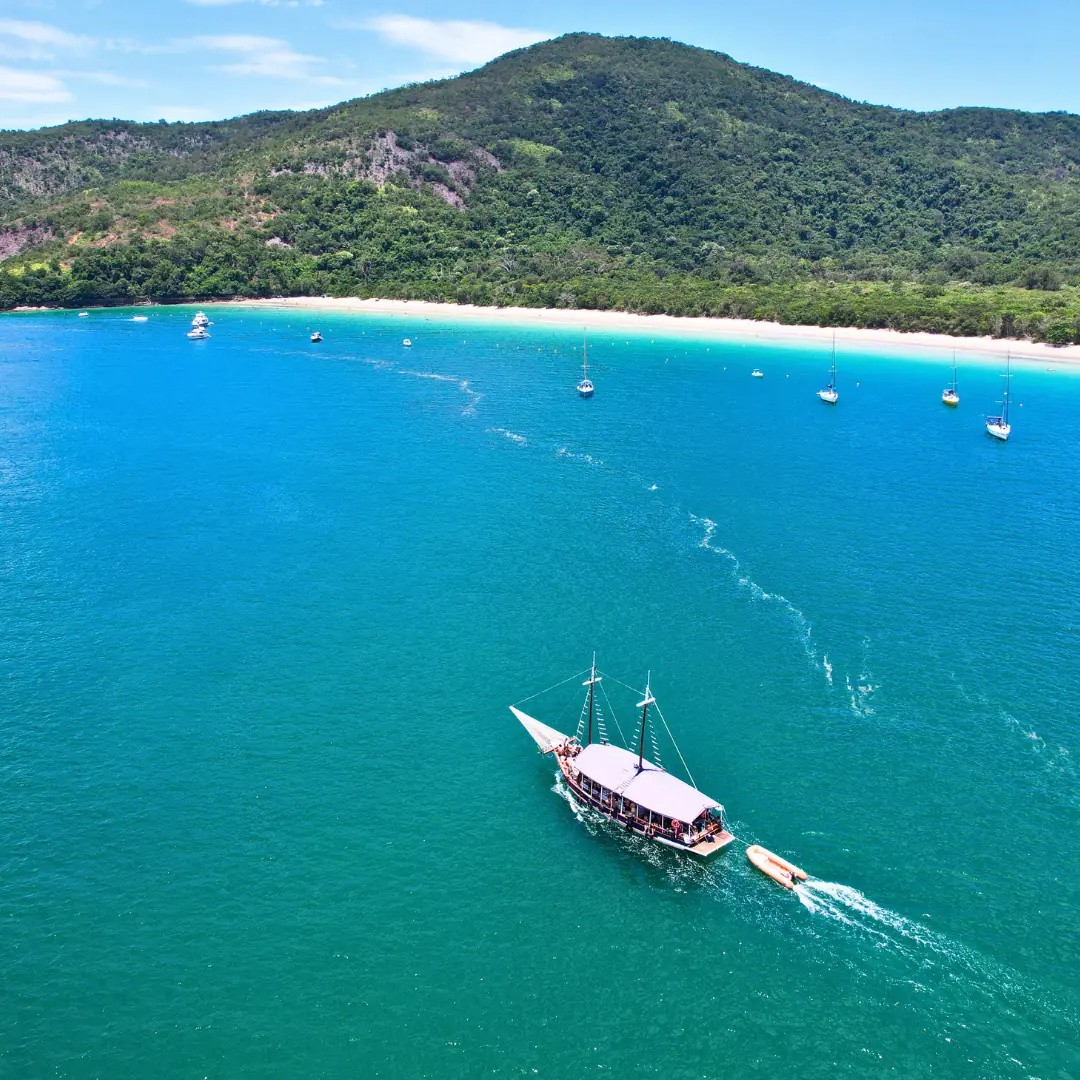 Escuna da Aqua Marine navegando no litoral de Ubatuba
