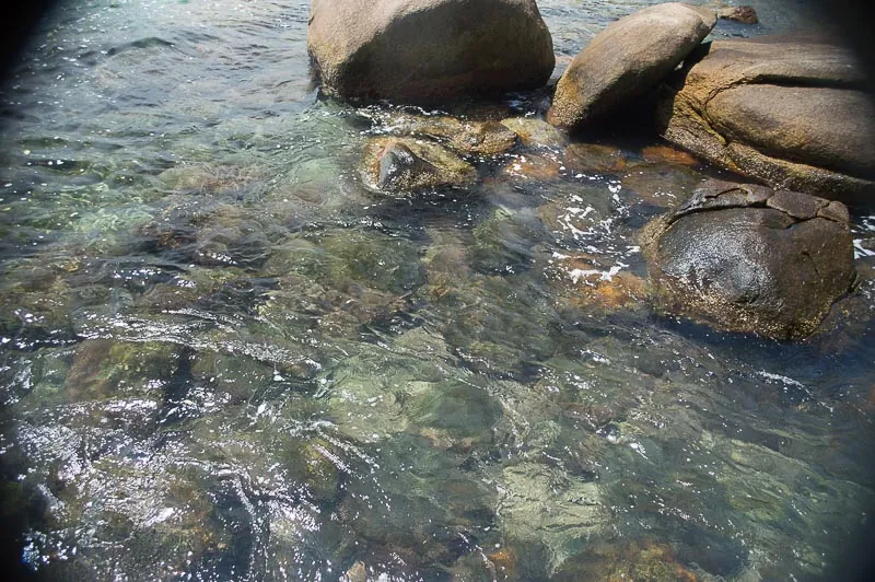 Água clara e pedras submersas na Ilha das Couves