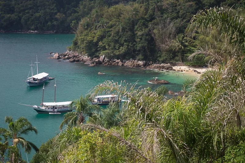 Escunas e lanchas fundeadas na Ilha das Couves, em Ubatuba