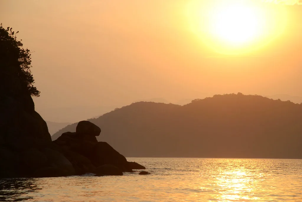 Fim de tarde no mar durante o passeio para a Ilha Anchieta, em Ubatuba