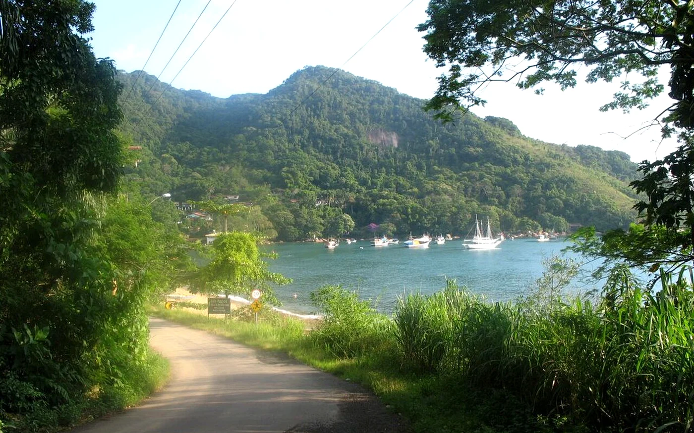Enseada de Picinguaba, em Ubatuba, com barcos ancorados e a vila cercada por mata atlântica