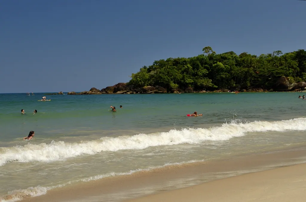 Praia do Félix, no norte de Ubatuba, com costão e mata ao redor