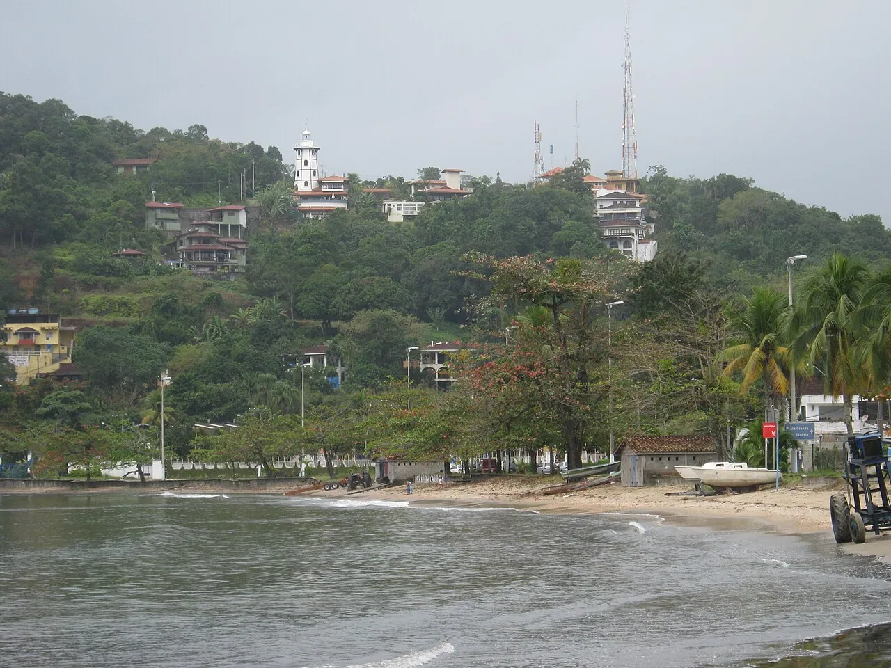 Praia do Itaguá em Ubatuba, com a orla e o bairro ao fundo