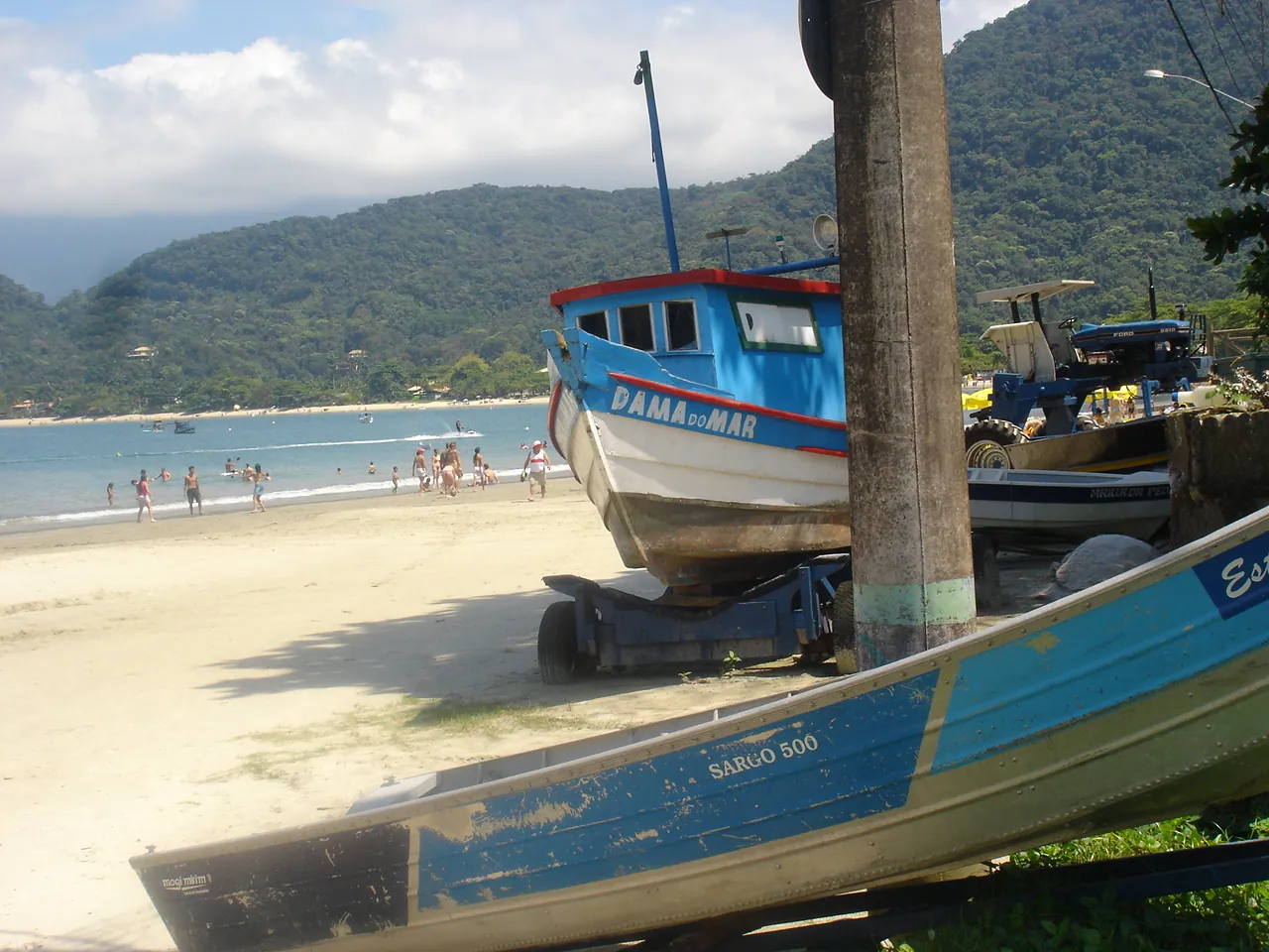 Barco na areia da Praia do Lázaro, em Ubatuba