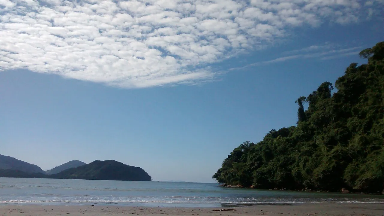 Praia do Perequê-Açu, em Ubatuba, com o mar e o costão
