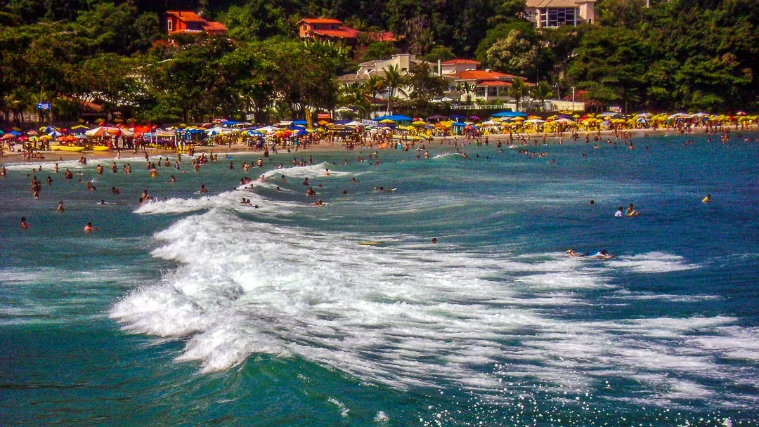 Praia do Tenório em Ubatuba vista do alto, com ondas quebrando na areia