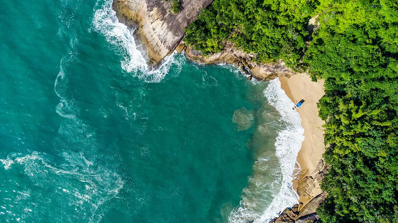 Vista aérea de praia e morros de Ubatuba
