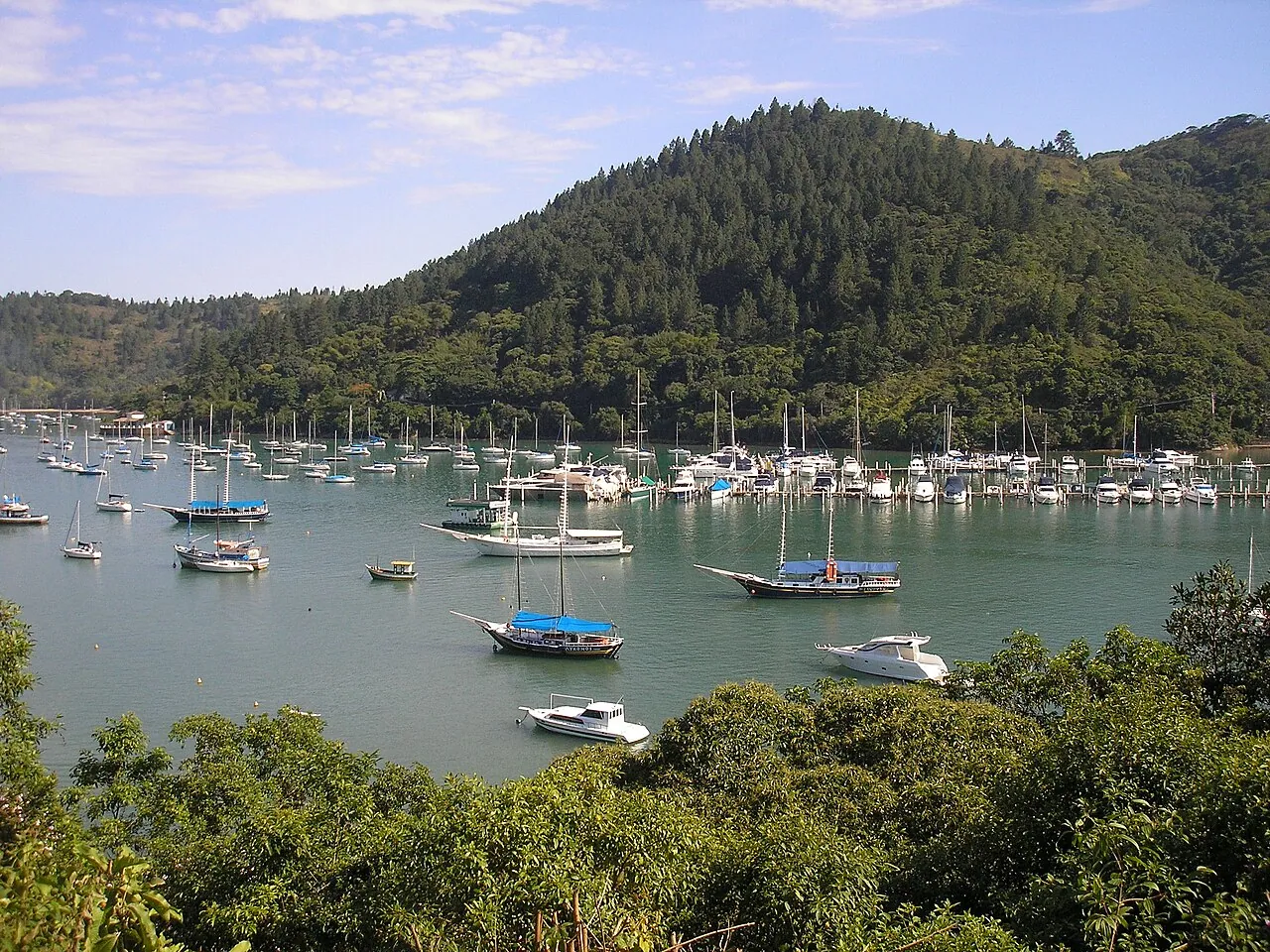 Barcos de passeio atracados em marina de Ubatuba, litoral norte de São Paulo
